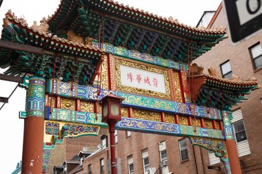 Philadelphia, ABD 15 Ekim 2021. Philadelphia 'daki Çin Mahallesi kapısı. Kapı 1984 yılında tamamlandı ve kardeş şehir Tianjin (Çin) ile ortaklığı temsil ediyor. 10. Cadde ile Arch Caddesi 'nin köşesindeki Çin Mahallesi Dostluk Kapısı