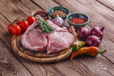 Tahta tahtada taze çiğ New York bifteği ahşap arka planda tuz ve biberli, köy usulü..