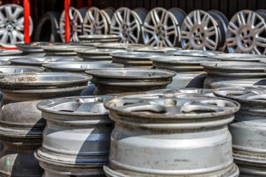 Tekerlek diskleri yakın çekim, galeride disket satışı. Krom tekerlekler modern özel tasarım. Kullanılmış alaşımlı araba tekerlekleri. .