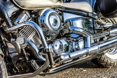 Motosiklet motoru kapanıyor. Krom motor parçaları. Pürüzsüz detaylar.