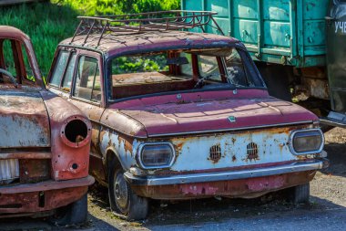 Khmelnitsky. Ukrayna. 20 Haziran 2021. Açık havada eski Sovyet arabaları. Sovyet döneminden kalma bir arabadan kurtuldum..