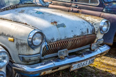 Khmelnitsky. Ukrayna. 20 Haziran 2021. Açık havada eski Sovyet arabaları. Sovyet döneminden kalma bir arabadan kurtuldum..