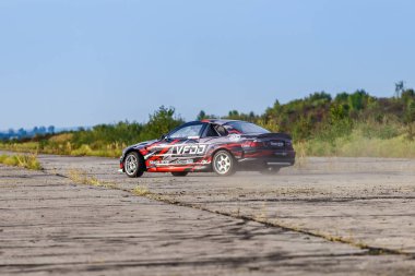 21-05-2021 Kiev, asfalt yarış pistinde sürüklenen Ukrayna arabası çok fazla duman, hareket bulanıklığı olan araba sürüş parkında hızlanan drift yarış arabasını kapatın.