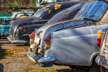 Khmelnitsky. Ukrayna. 20 Haziran 2021. Açık havada eski Sovyet arabaları. Sovyet döneminden kalma bir arabadan kurtuldum..