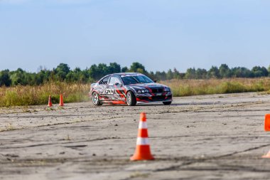 21-05-2021 Kiev, asfalt yarış pistinde sürüklenen Ukrayna arabası çok fazla duman, hareket bulanıklığı olan araba sürüş parkında hızlanan drift yarış arabasını kapatın.