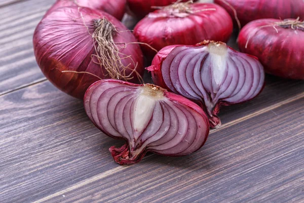 Kırsal ağaçta kırmızı soğan