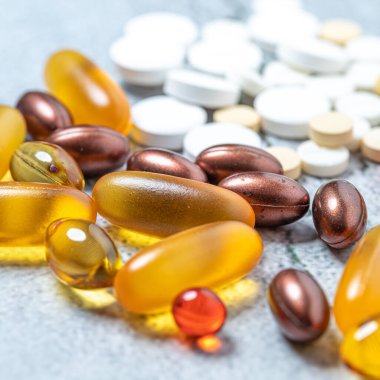 Çeşitli ilaçlar ve uyuşturucular. Tıp ve sağlık konsepti. İlaç ve uyuşturucunun çeşitliliği. Tıp ve sağlık konsepti. Reçete ve tedavi için çeşitli hastalıklar, kimya