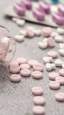 Çeşitli ilaçlar ve uyuşturucular. Tıp ve sağlık konsepti. İlaç ve uyuşturucunun çeşitliliği. Tıp ve sağlık konsepti. Reçete ve tedavi için çeşitli hastalıklar, kimya