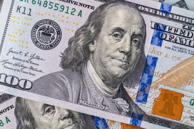 Yeni yüz dolarlık banknotu kapat. Amerikan dolarları yakın plan, büyük miktarda nakit Amerikan dolarları nakit kağıt paralar.