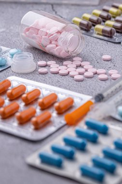 Çeşitli ilaçlar ve uyuşturucular. Tıp ve sağlık konsepti. İlaç ve uyuşturucunun çeşitliliği. Tıp ve sağlık konsepti. Reçete ve tedavi için çeşitli hastalıklar, kimya