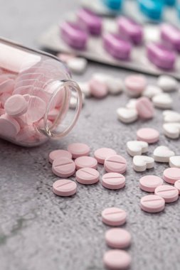 Çeşitli ilaçlar ve uyuşturucular. Tıp ve sağlık konsepti. İlaç ve uyuşturucunun çeşitliliği. Tıp ve sağlık konsepti. Reçete ve tedavi için çeşitli hastalıklar, kimya