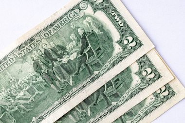 Thomas Jefferson 'ın portresinin üst üste dizildiği iki dolarlık banknotların detaylı bir görüntüsü. İki Amerikan doları. Yakın plan..