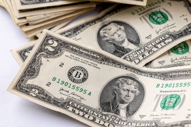 Thomas Jefferson 'ın portresinin üst üste dizildiği iki dolarlık banknotların detaylı bir görüntüsü. İki Amerikan doları. Yakın plan..