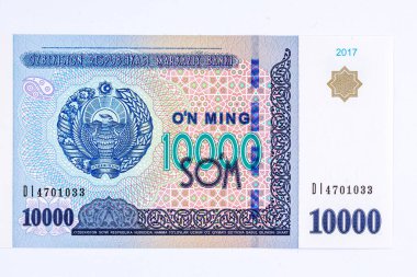 10000 Özbek Soums 'un 2017 banknotu. Zıt tabaka devlet amblemini gösteriyor. Banknotun ters tarafında Taşkent 'teki Senato binasının görüntüsü yer alıyor..