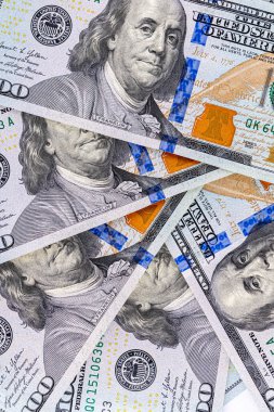 Yeni yüz dolarlık banknotu kapat. Amerikan dolarları yakın plan, büyük miktarda nakit Amerikan dolarları nakit kağıt paralar.