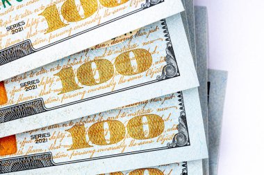 Yeni yüz dolarlık banknotu kapat. Amerikan dolarları yakın plan, büyük miktarda nakit Amerikan dolarları nakit kağıt paralar.