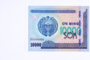 10000 Özbek Soums 'un 2017 banknotu. Zıt tabaka devlet amblemini gösteriyor. Banknotun ters tarafında Taşkent 'teki Senato binasının görüntüsü yer alıyor..