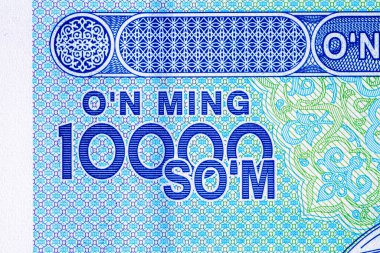 10000 Özbek Soums 'un 2017 banknotu. Zıt tabaka devlet amblemini gösteriyor. Banknotun ters tarafında Taşkent 'teki Senato binasının görüntüsü yer alıyor..