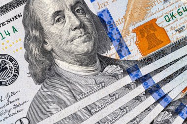 Yeni yüz dolarlık banknotu kapat. Amerikan dolarları yakın plan, büyük miktarda nakit Amerikan dolarları nakit kağıt paralar.