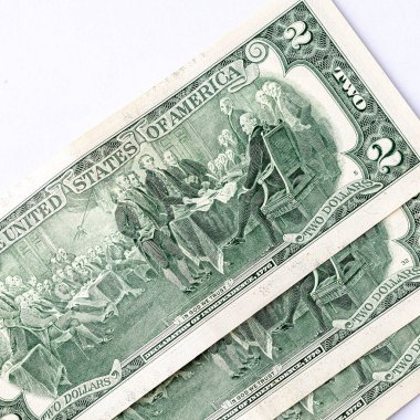 Thomas Jefferson 'ın portresinin üst üste dizildiği iki dolarlık banknotların detaylı bir görüntüsü. İki Amerikan doları. Yakın plan..