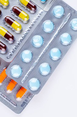 Çeşitli ilaçlar ve uyuşturucular. Tıp ve sağlık konsepti. İlaç ve uyuşturucunun çeşitliliği. Tıp ve sağlık konsepti. Reçete ve tedavi için çeşitli hastalıklar, kimya