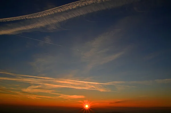 Coucher de soleil avec de beaux nuages — Photo