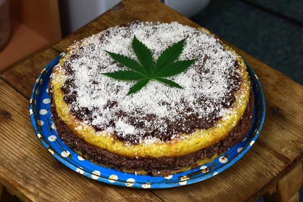 Marijuana foglia torta — Foto Stock