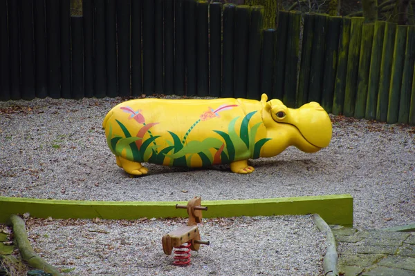 Gele nijlpaard voor kinderen — Stockfoto