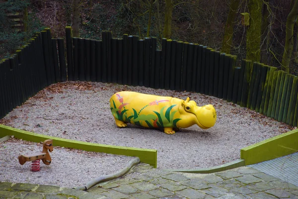 Gele nijlpaard voor kinderen — Stockfoto