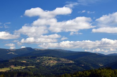 Mavi gökyüzü ile Dağları