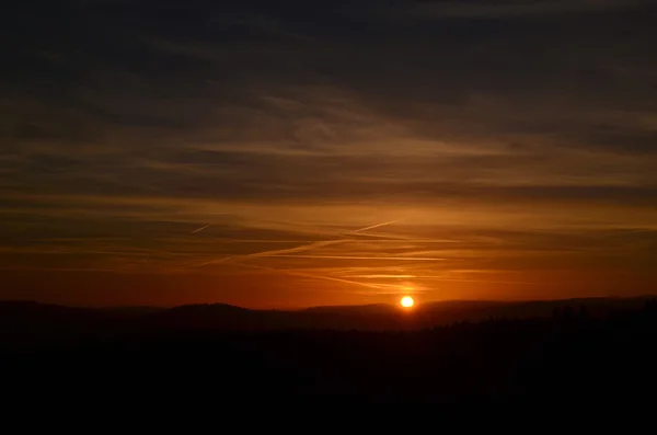 Coucher de soleil dans les montagnes — Photo