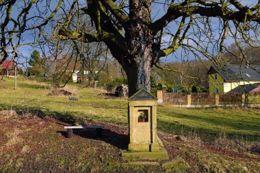 Haç ağacının altında