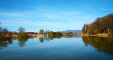 Tepe üzerinde gölet