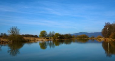 Tepe üzerinde gölet