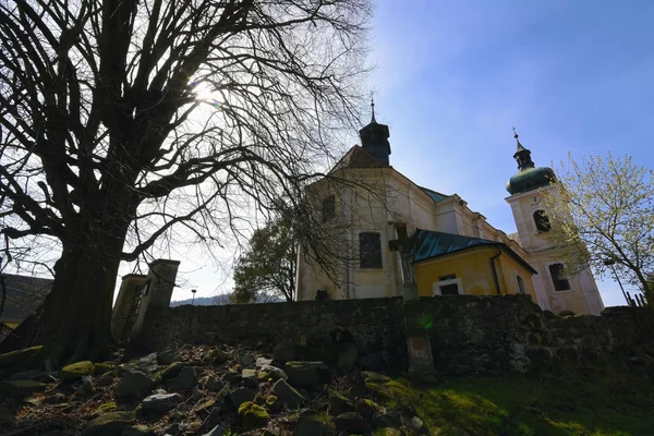 Kerk in dorp — Stockfoto