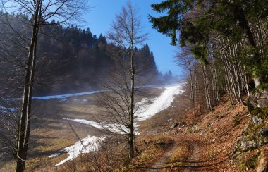 Sezon sonunda kayak pisti