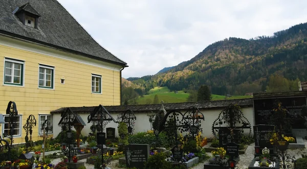 Kyrkan i byn — Stockfoto