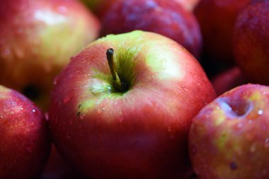 ıslak kırmızı elmalar