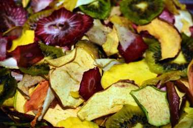 Kurutulmuş meyve cam ve metalik yemekler