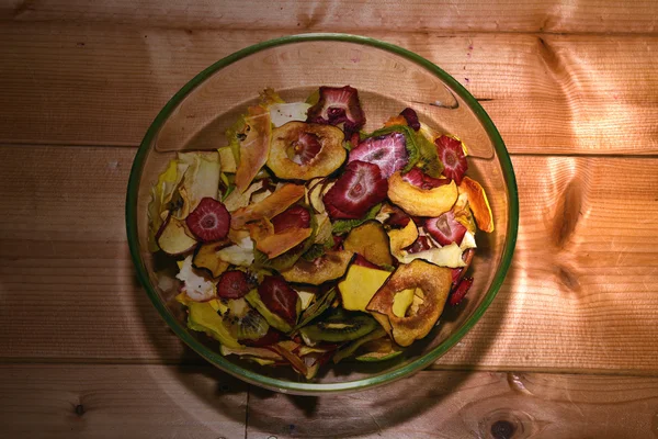 Сушеные фрукты в стеклянных и металлических блюдах — стоковое фото