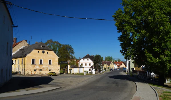 Cervejaria e igreja na aldeia — Fotografia de Stock