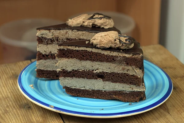 Κέικ σοκολάτας σε μπλε πιάτο — Φωτογραφία Αρχείου