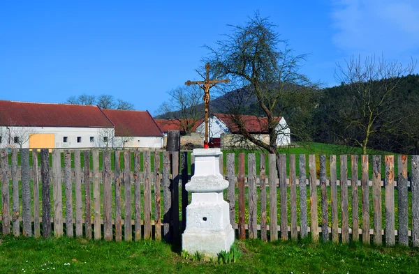 Cruz na aldeia checa — Fotografia de Stock