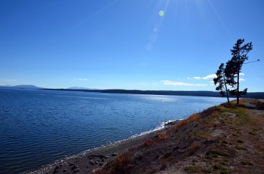 Sahil mavi su ile deniz kenarında