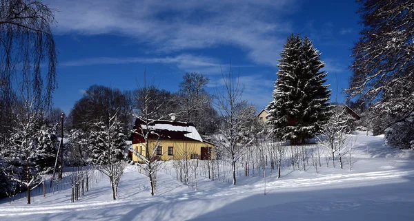 Sneeuw dorp met zon — Stockfoto