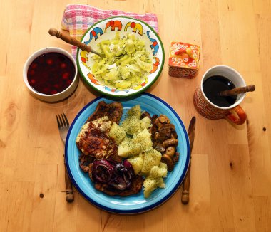 Tavuk ve patates ile öğle yemeği