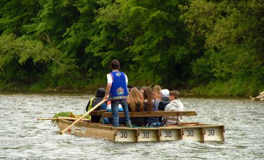 Dunajec dağlarında Pieniny nehrinde tekne