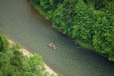 Dunajec dağlarında Pieniny nehrinde tekne