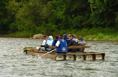Dunajec dağlarında Pieniny nehrinde tekne
