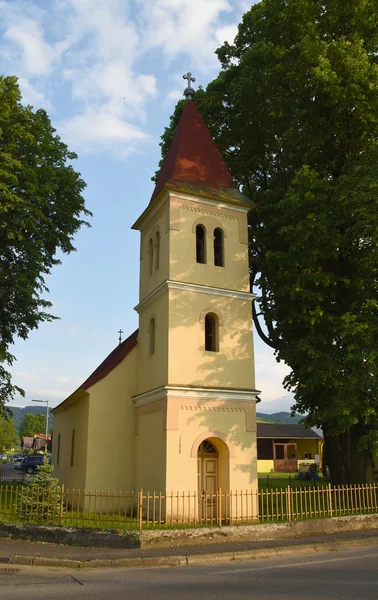 Kerkje in dorp Cerveny Klastor — Stockfoto